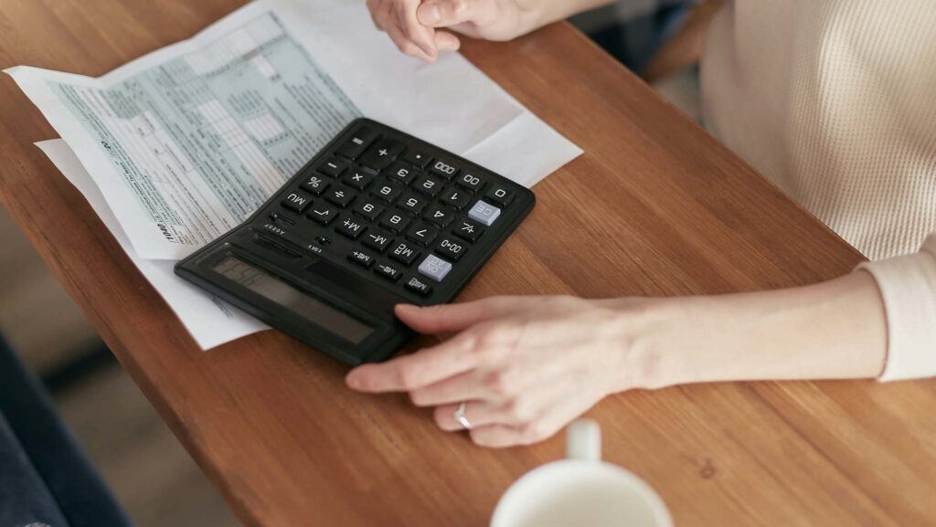 emprendedora revisando las finanzas de su empresa